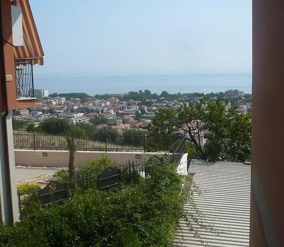 Terrazza Sul Mare לינה וארוחת בוקר ג'וליאנובה